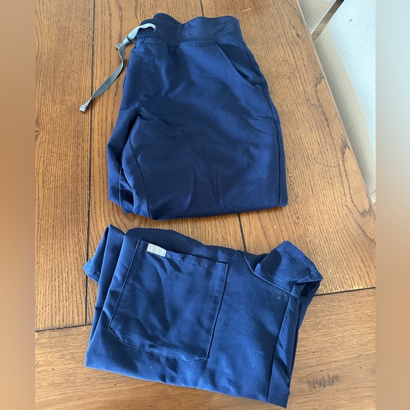 Figs Tops - Figs “THE SET” : Catarina One Pocket Scrub Top L+ Zamora Jogger Scrub Pants LP
